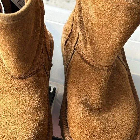 Ugg toddler size 8 - Picture 4 of 10